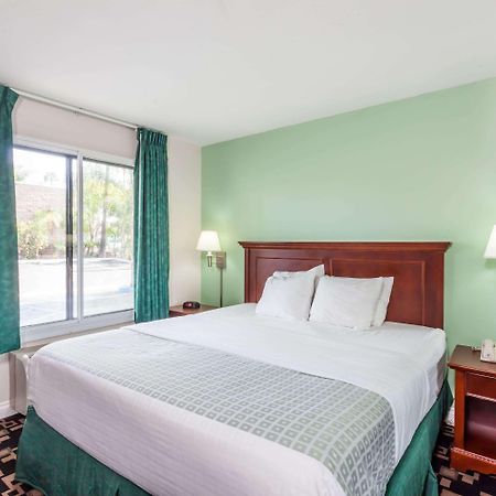 Ramada By Wyndham Oceanside Hotell Eksteriør bilde